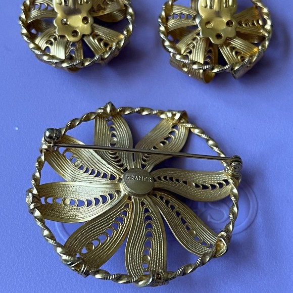 Vintage Kramer gold tone matching brooch and clip on earrings - Picture 6 of 7